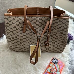 Michael Kors tote, a timeless style for every season! Gently used.